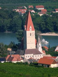 Weingut & Kirche